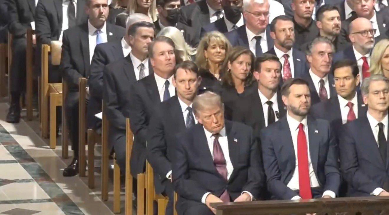 司机也参加了格拉汉姆的葬礼美国特朗普总统和他的办事员都打着非常鲜艳的领带，来庆祝