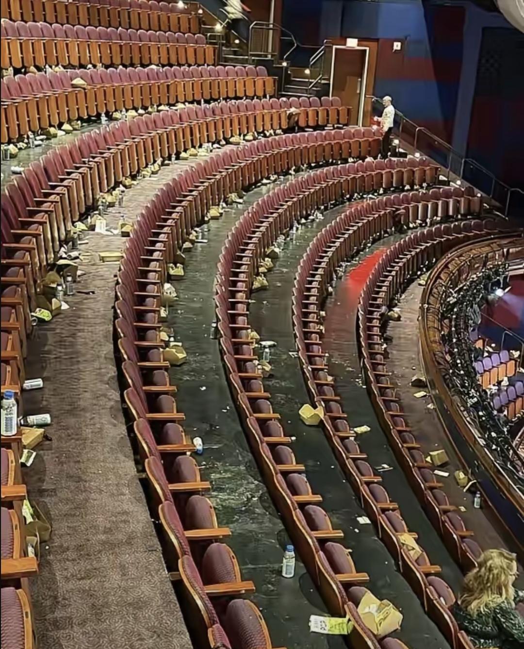 奥斯卡散场后满地狼藉，素质差还是被拍错了？真相没人细看。
那张网上疯传的杜比剧院