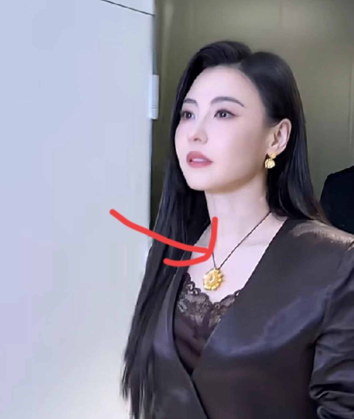 张柏芝这是要把黄金戴出钻石的架势啊！ 