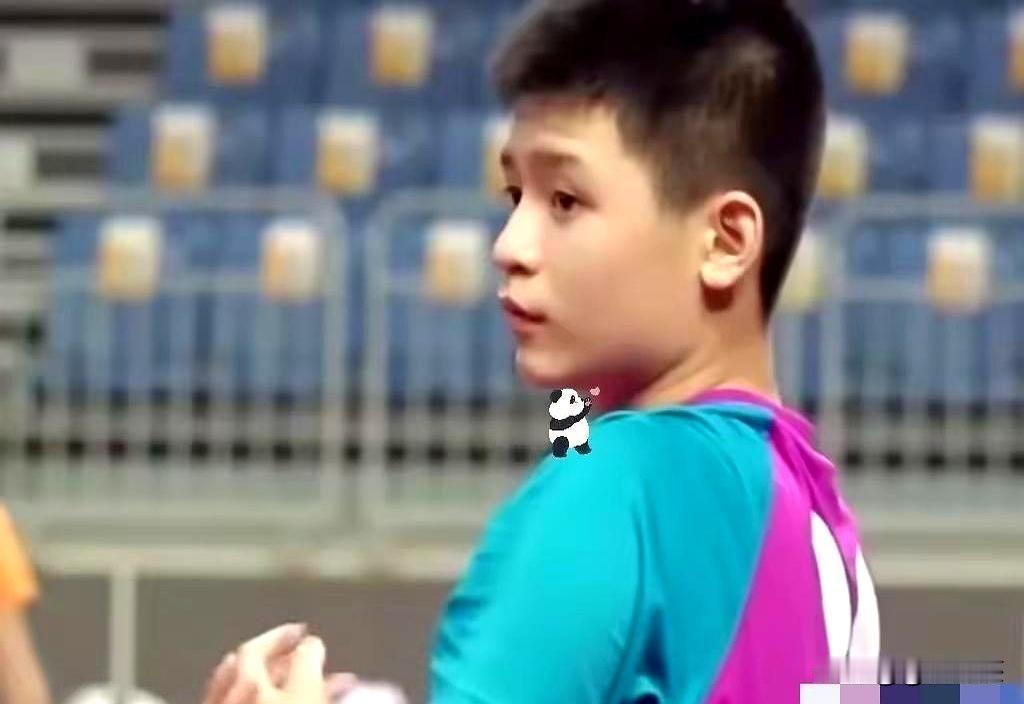 近日，蒯曼在林诗栋老家彻底懵了，死死盯住一个小孩，扭头就问：你老实交代，这是不是