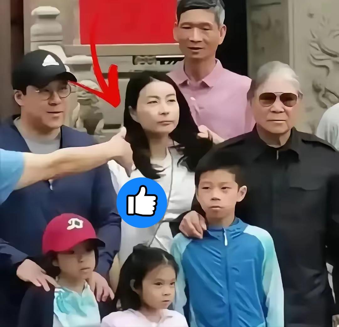 [太阳]霍启刚曾坦言，是郭晶晶真正改变了霍家。从前的家族聚会，少不了红酒雪茄的精