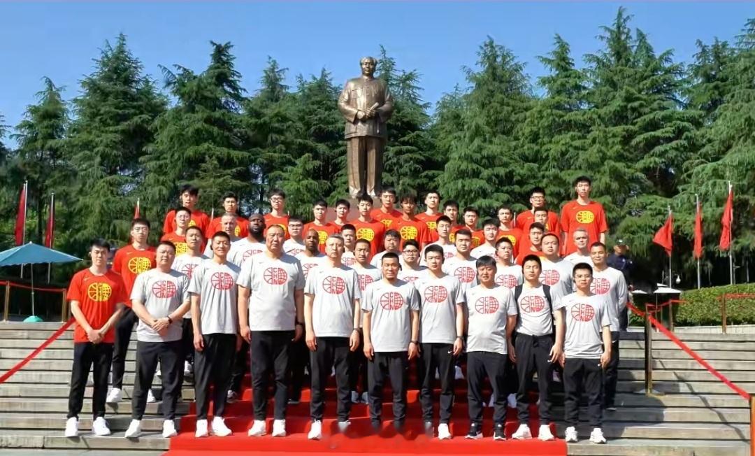 今天中国男篮去韶山了。他们还给教员敬献了花篮。 