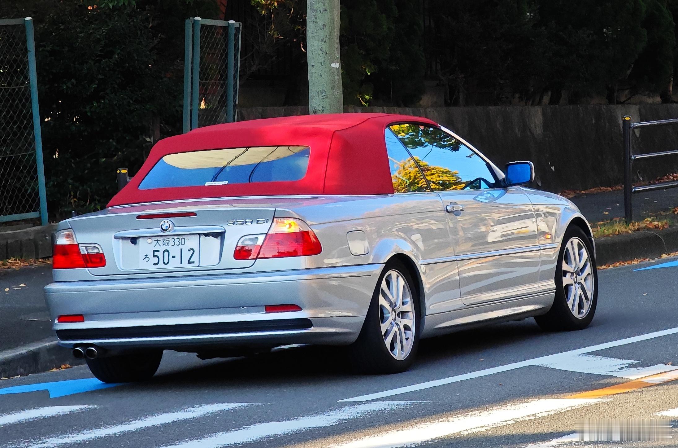 偶遇E46 330Ci，车况很新。这代宝马3系敞篷在国内能见度也不低，那个时代的