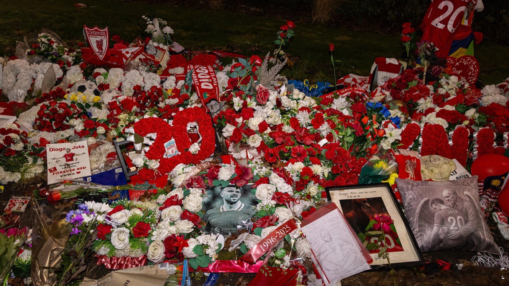 又是更想念我们塔子的一天昨天狼队全队也是来到了安菲尔德祭奠塔子，今晚的比赛塔子的