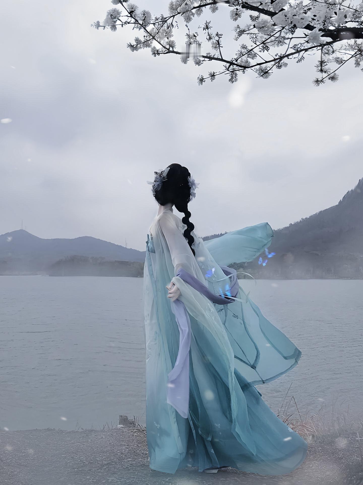 “花开花落无限寂寞思念太辽阔”清冷感