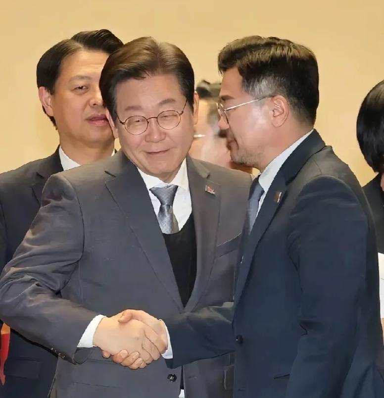 太会来事了！李在明给韩前总统们集体送中秋礼盒，凡是在监狱外还活着的，有一个算一个