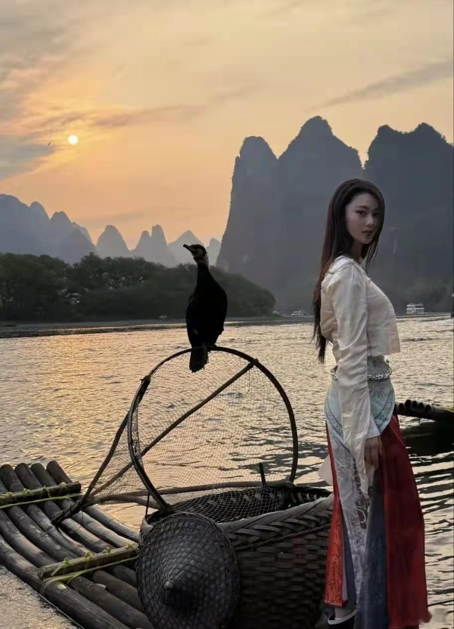 38岁张馨予游漓江：穿苗族服饰美得像油画，何教官的福气不小！ ​​​