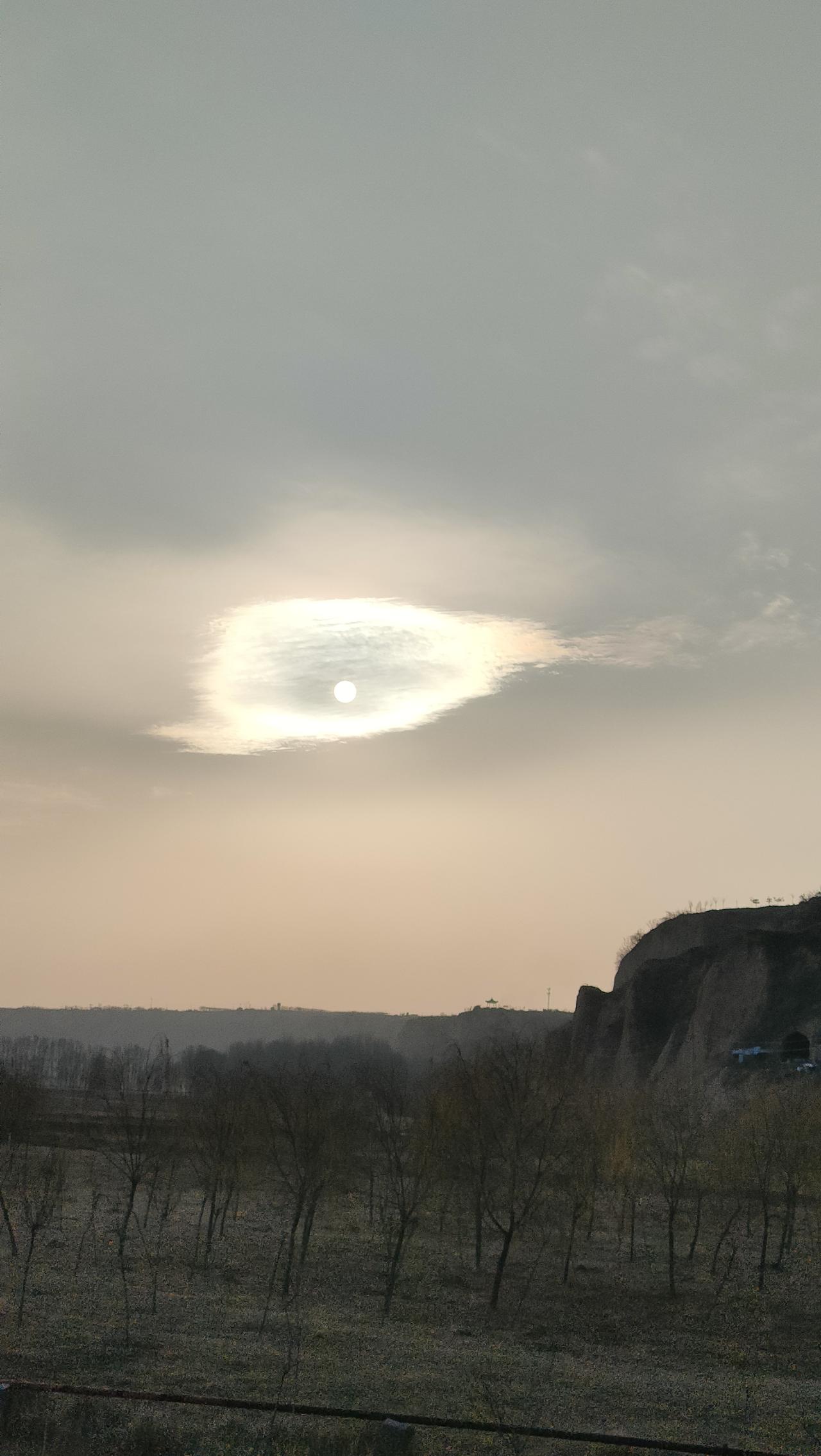司马迁祠中的碑石不少，但几乎只记住郭沫若题诗。今日再读康如琏《 司马太史墓》诗，