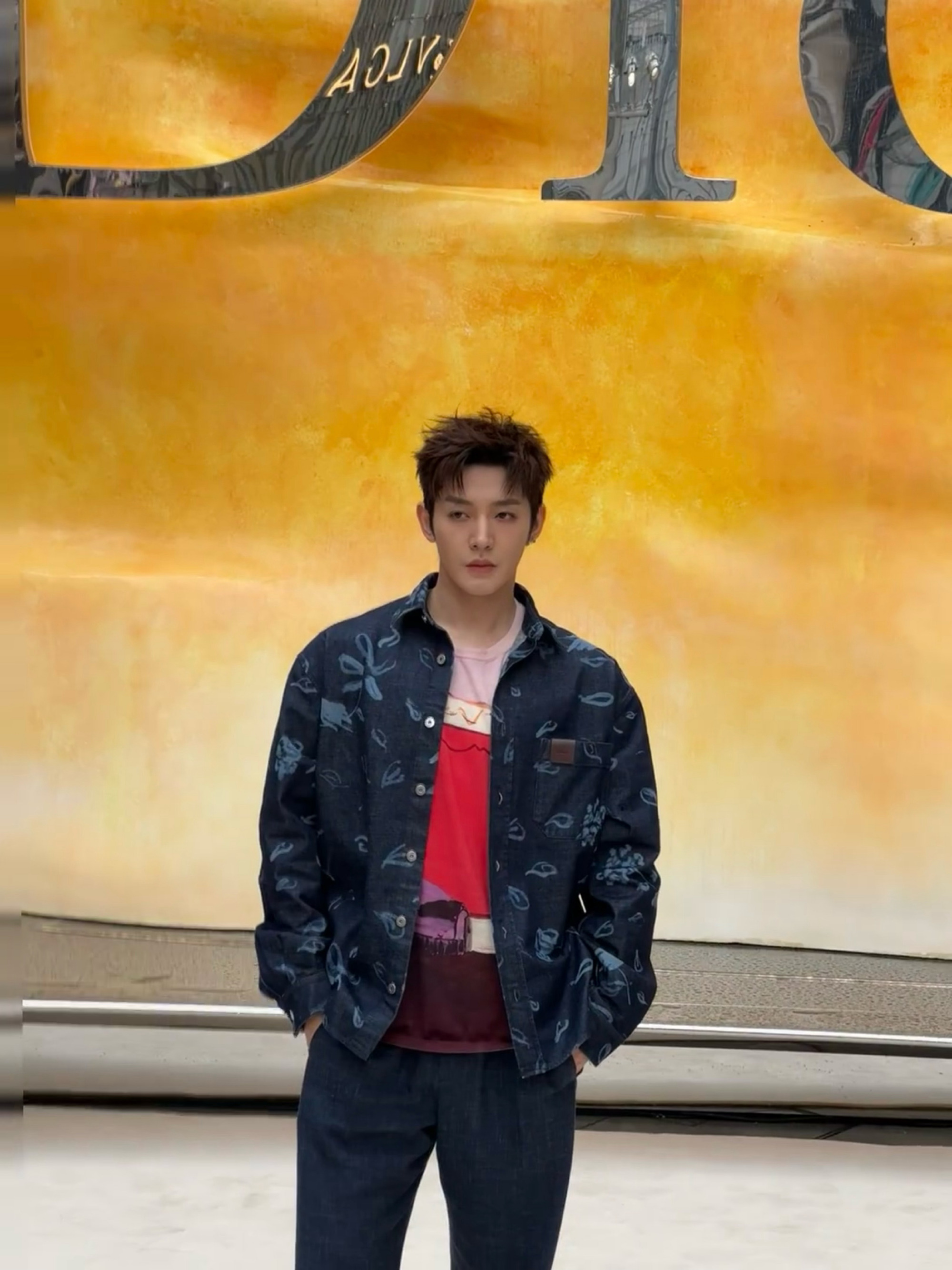 邓为像穿了红色肚兜来自邓为的美颜暴击！好伟大帅气的一张脸！ 