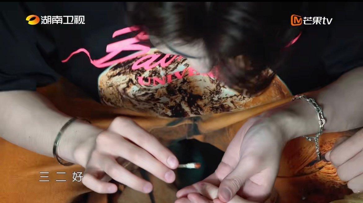 姜妍[超话] 姜妍一人受伤全家尖叫中餐厅 姜妍切菜不慎切到手指，丁禹兮和尹浩宇忙