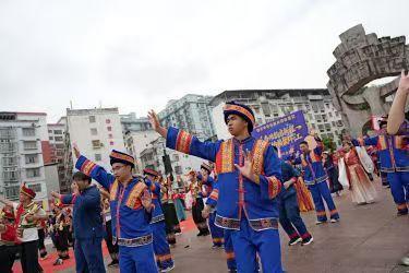 分龙非遗巡游嗨翻村BA难忘环江之行，一次治愈又热血的旅程。村BA赛场热血沸腾，球