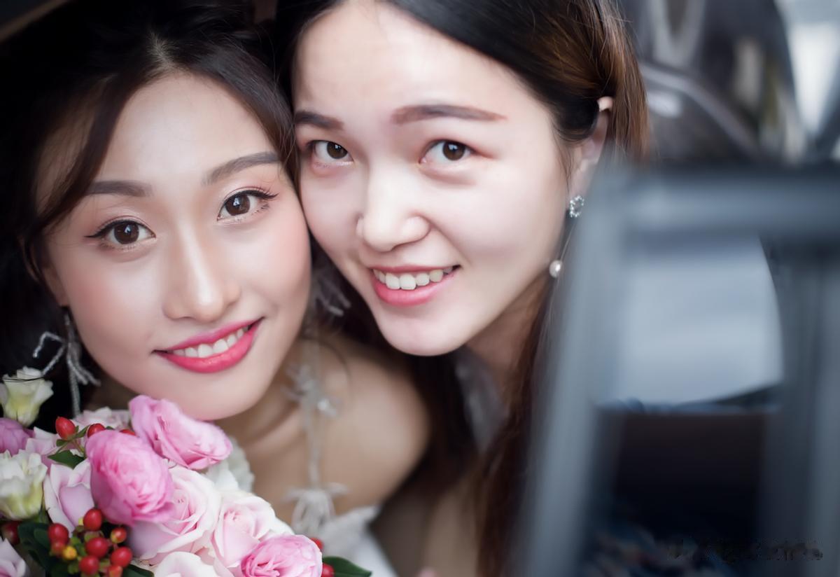 北京一女孩参加完舍友婚礼随了2000元红包，不到一天后，又跑到舍友家拿回了自己以