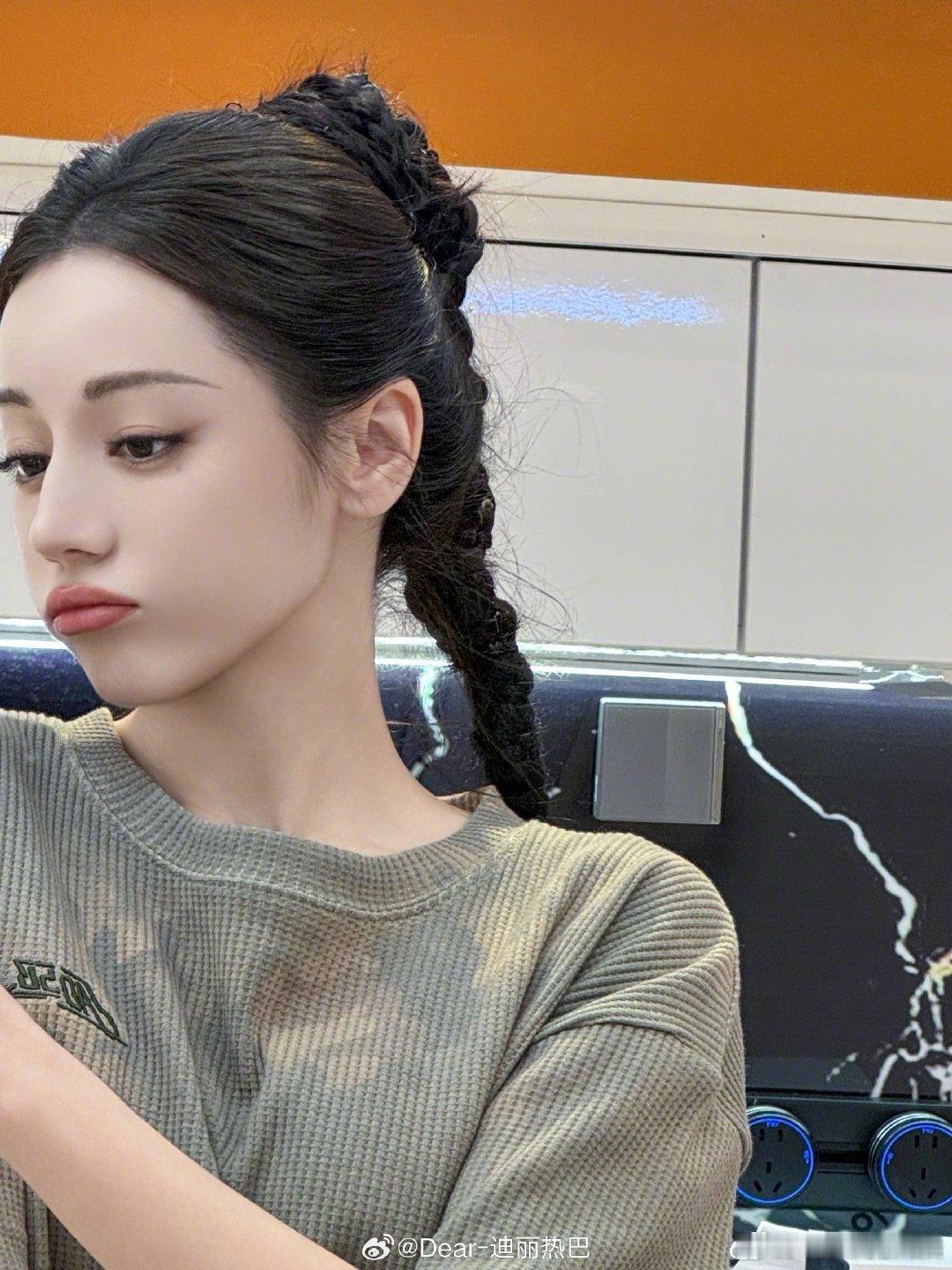 迪丽热巴的颜值算不算得上是独一份，感觉很男相话 ​​​
