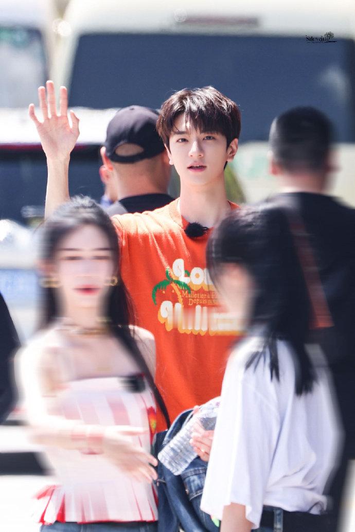 林一《#城市捉迷藏# 》录制路透橙色半T好亮眼！ 少年感拉满~ 录制顺利[打ca