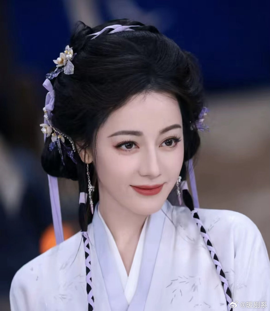 迪丽热巴有点怪不是她不美，也不是演技不好而是你仔细看就会发现，她演的每部剧，跟谁