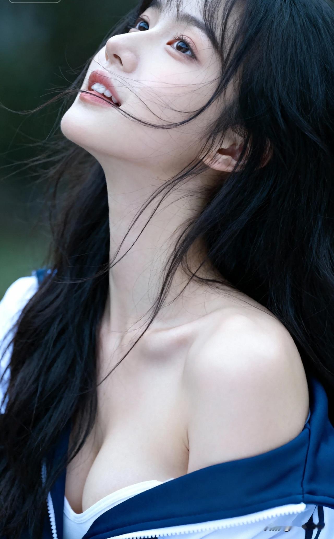 风吹发丝乱，笑语动芳心。