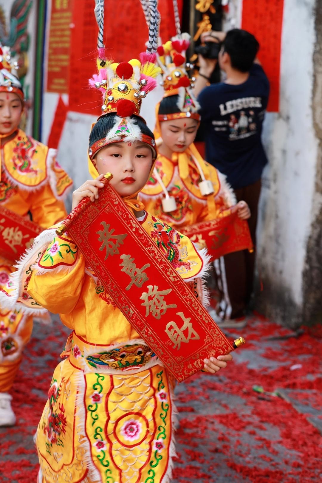 AI扩图 金童玉女