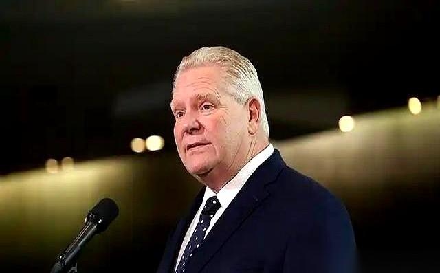 安大略的汽车工人，正在社区中心排队领救济食物。
而他们的总理，刚兴高采烈地从中国