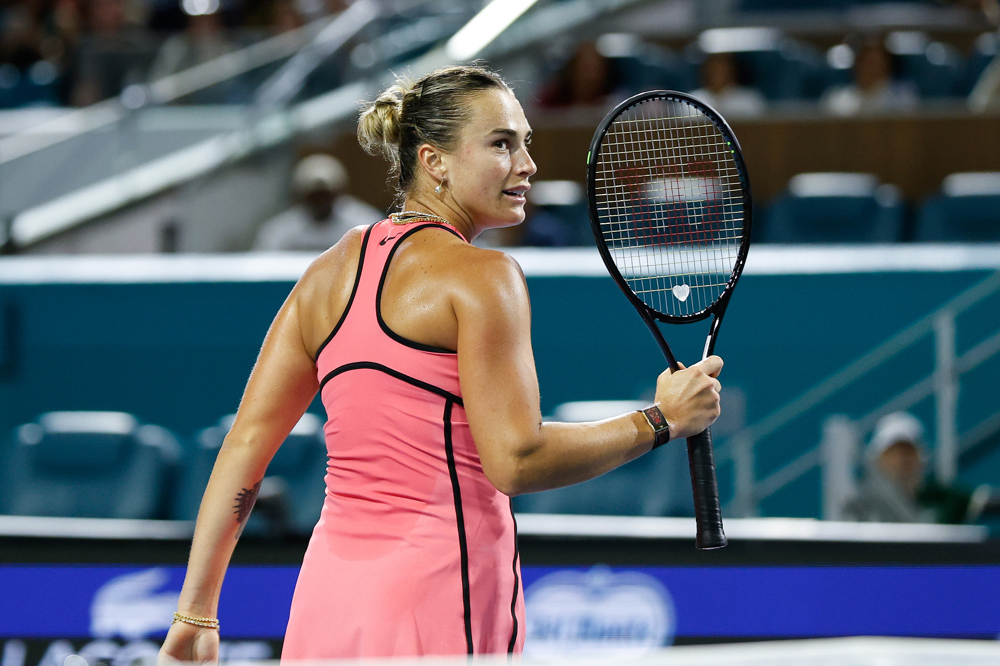 郑钦文不敌萨巴伦卡无缘八强WTA1000迈阿密站女单第四轮，头号种子萨巴伦卡以6