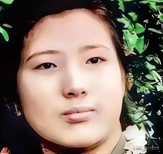 1955年，武汉女大学生吴明珠，放弃了城里的工作，趁父母不注意，连夜逃往新疆，父