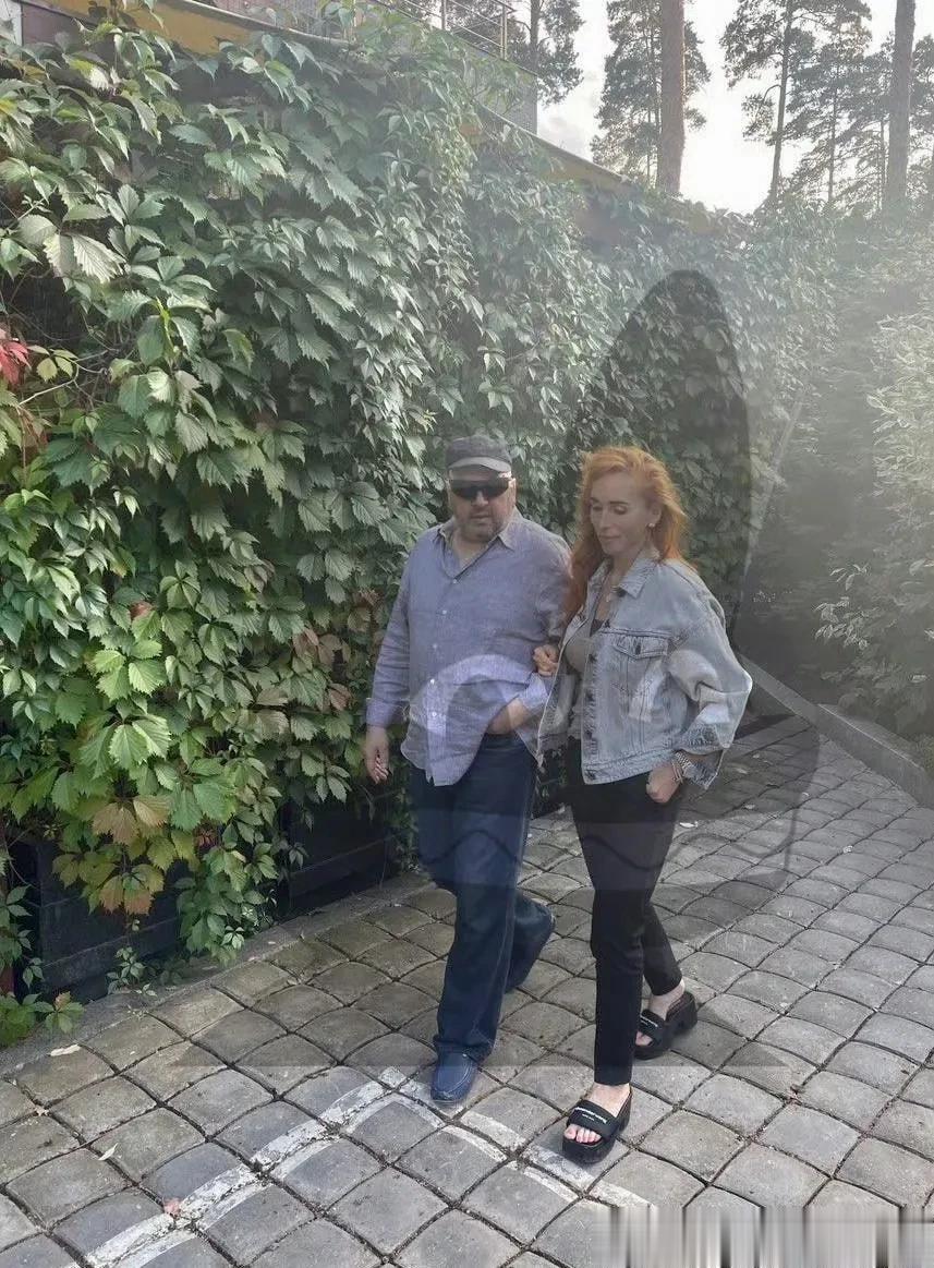 今天，苏洛维金和老婆挽着胳臂逛街被路人抓拍到了，真就是休假状态，对乌特别行动？战