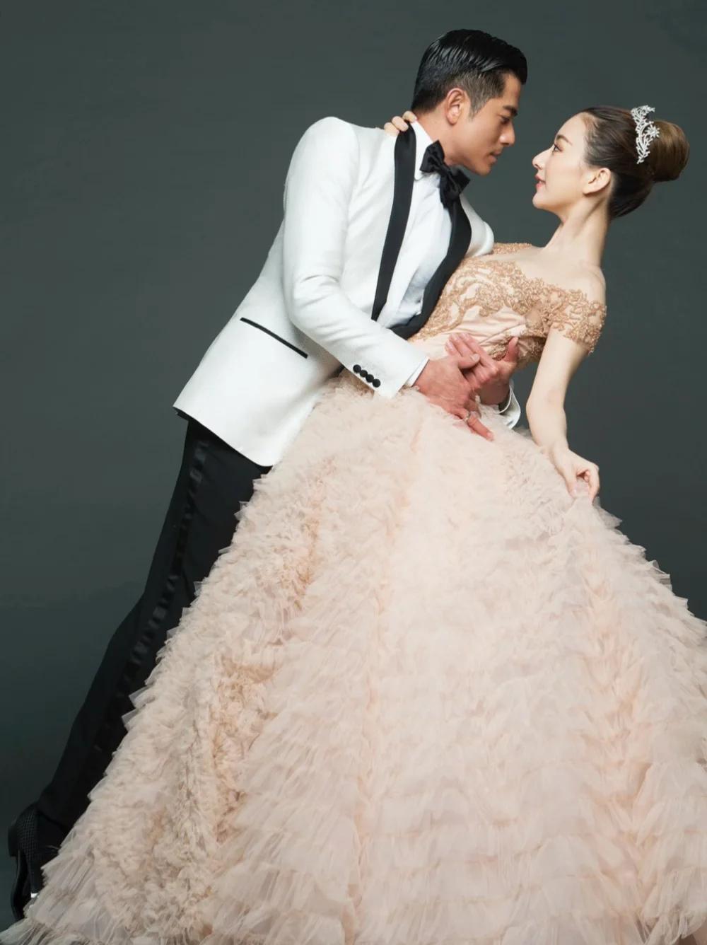 左边是郭富城，1965年出生，身高171cm。
右边是方媛，1987年出生，身高