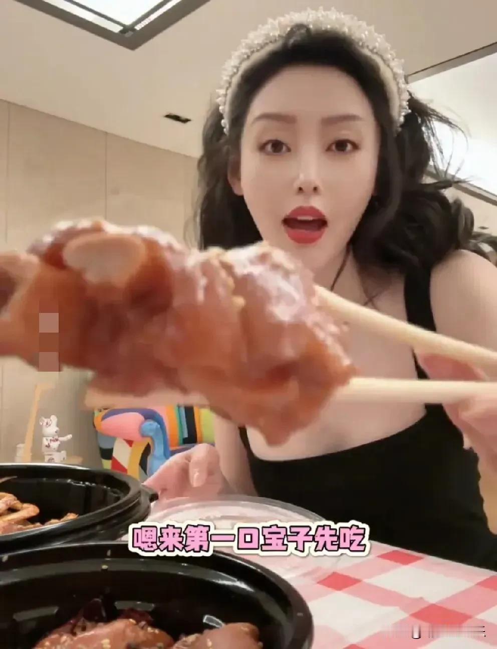 事实证明，女明星干饭我们看看得了，
一个猪蹄张天爱捣鼓好半天，才吃上一口，蛋白质