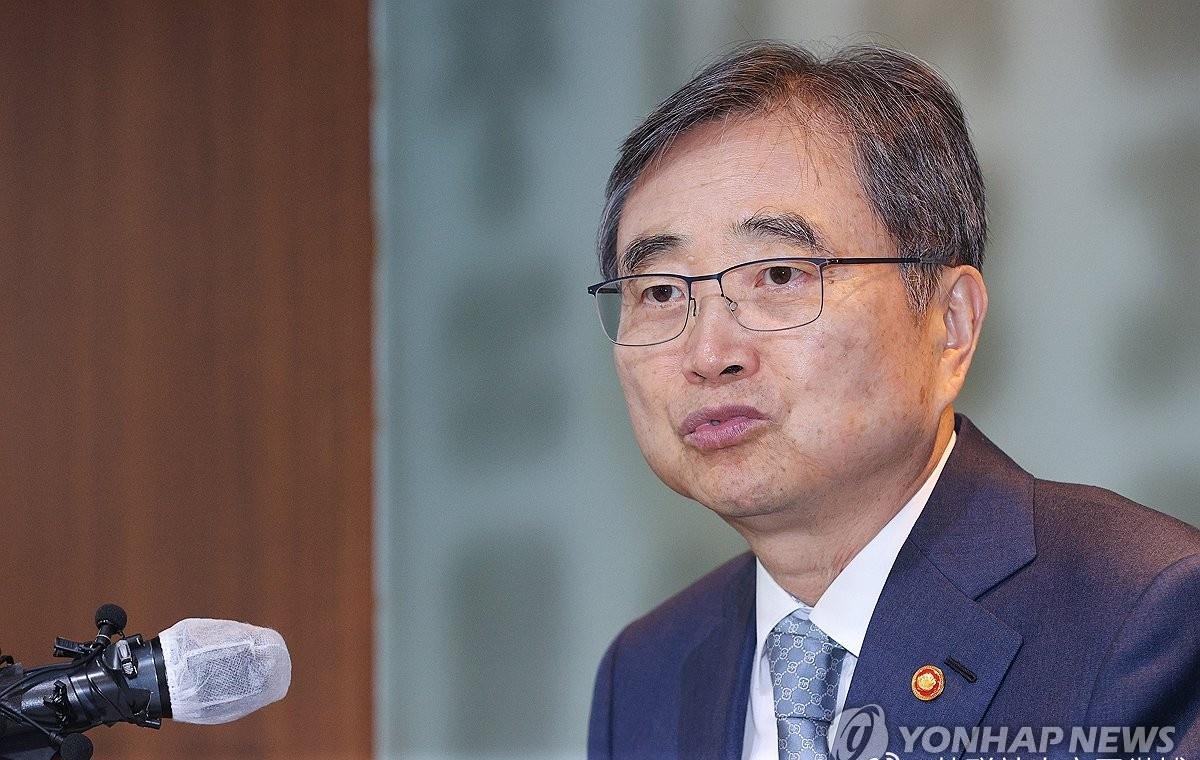 【韩外长：实现韩半岛无核化是不能放弃的核心课题】韩国外交部长官赵显18日表示，实