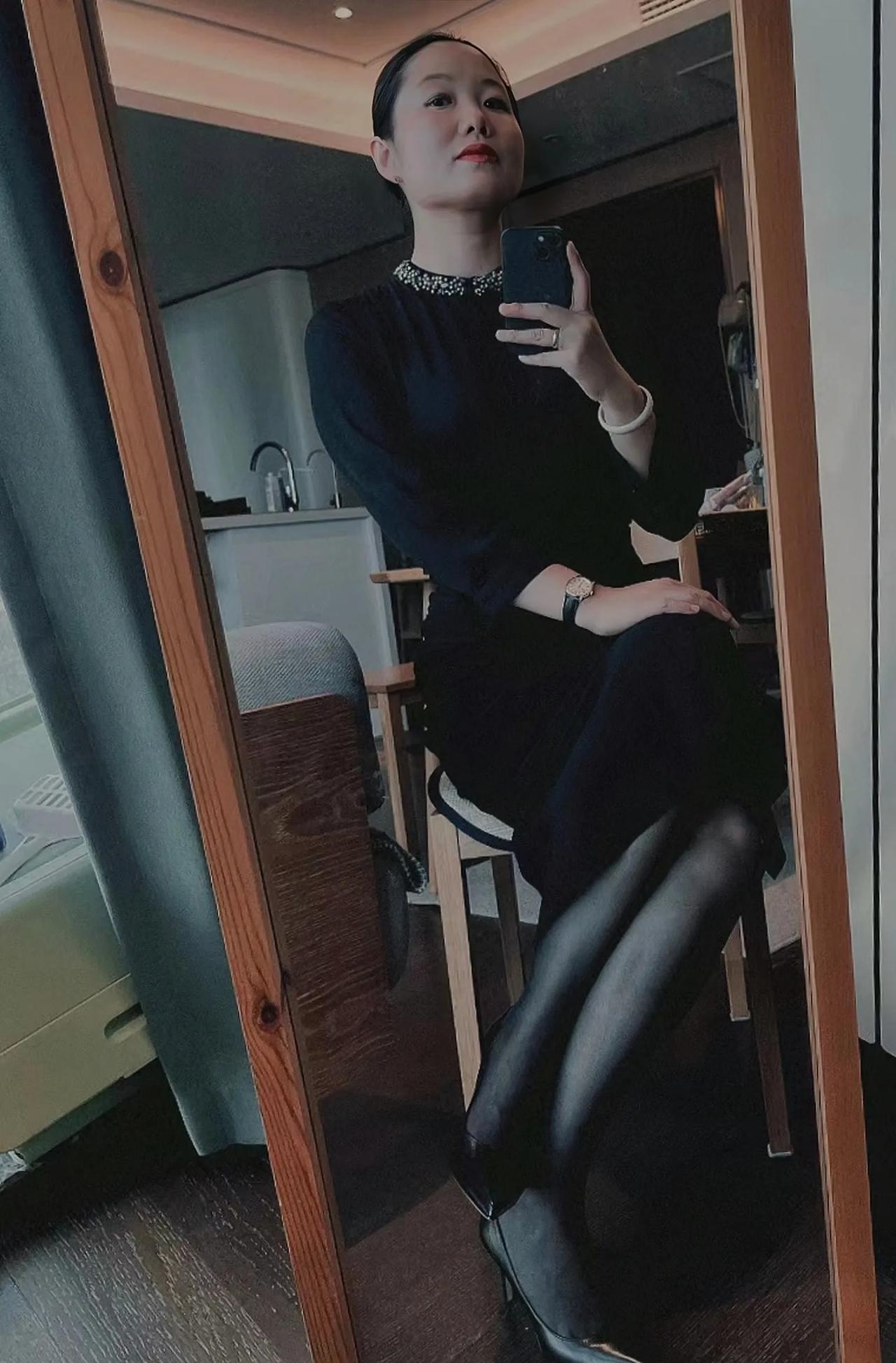 美丽老板娘
在商业社会中相对而言女人是处于弱势的，所以阿姨在平时的穿着打扮中一直