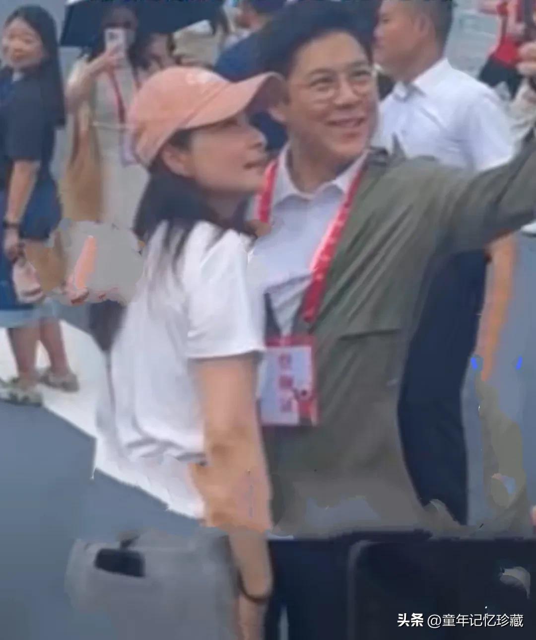 7月6日，奥运跳水皇后郭晶晶、霍启刚夫妇参观香港的山东舰，夫妇两个全程高兴的不得