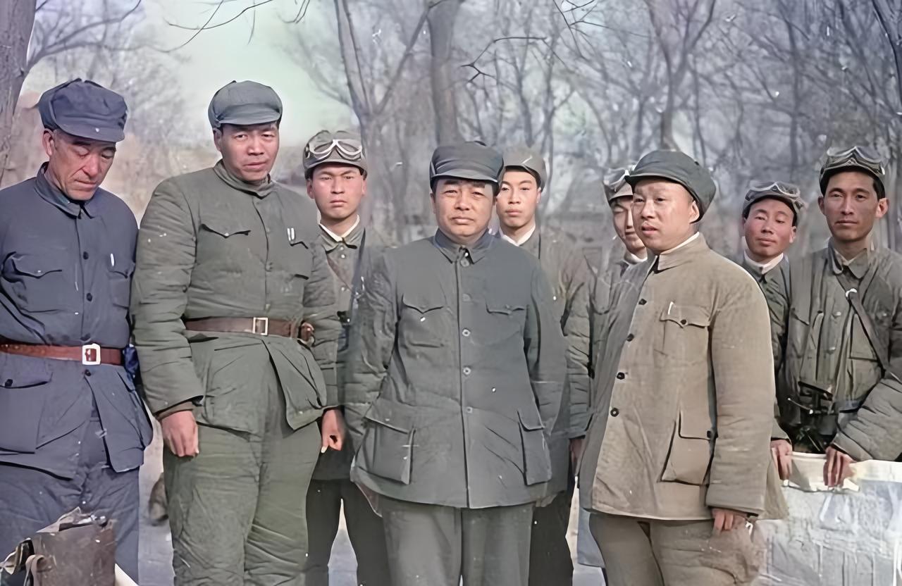 彭德怀元帅的个子已经不算低了，从合影中对比来看，开国上将张宗逊真是一个高个子，他