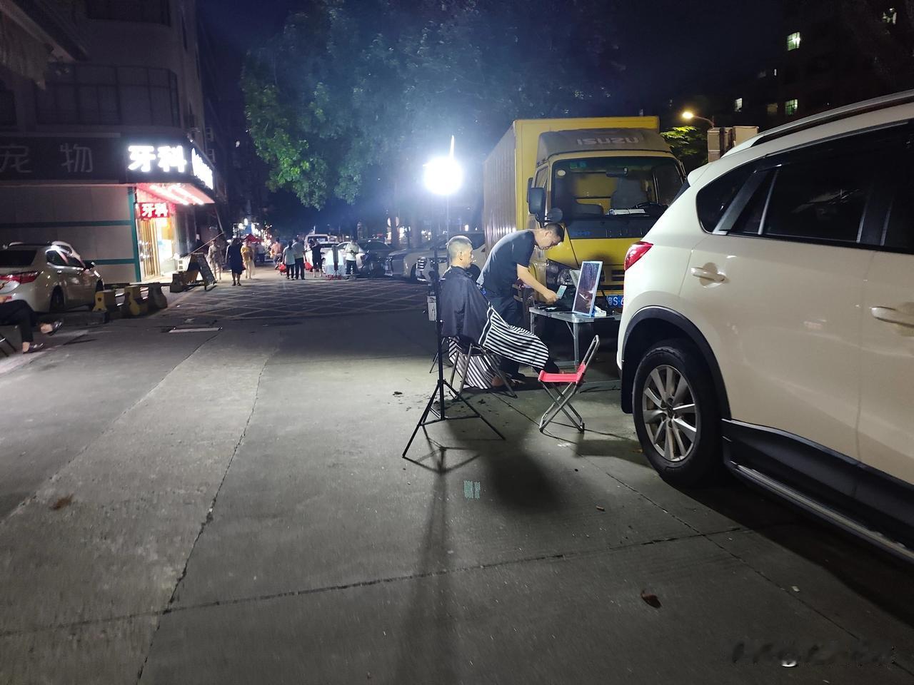 夏日生活打卡季周日晚上地摊理发真多。