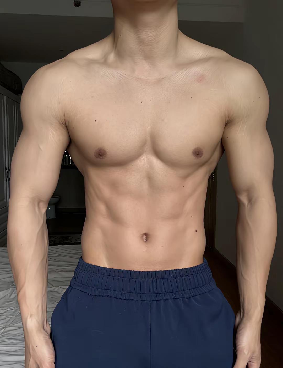 这才是男人最完美的身材，有多少天天去健身房锻炼身体的人做梦都想拥有这样一副标准的