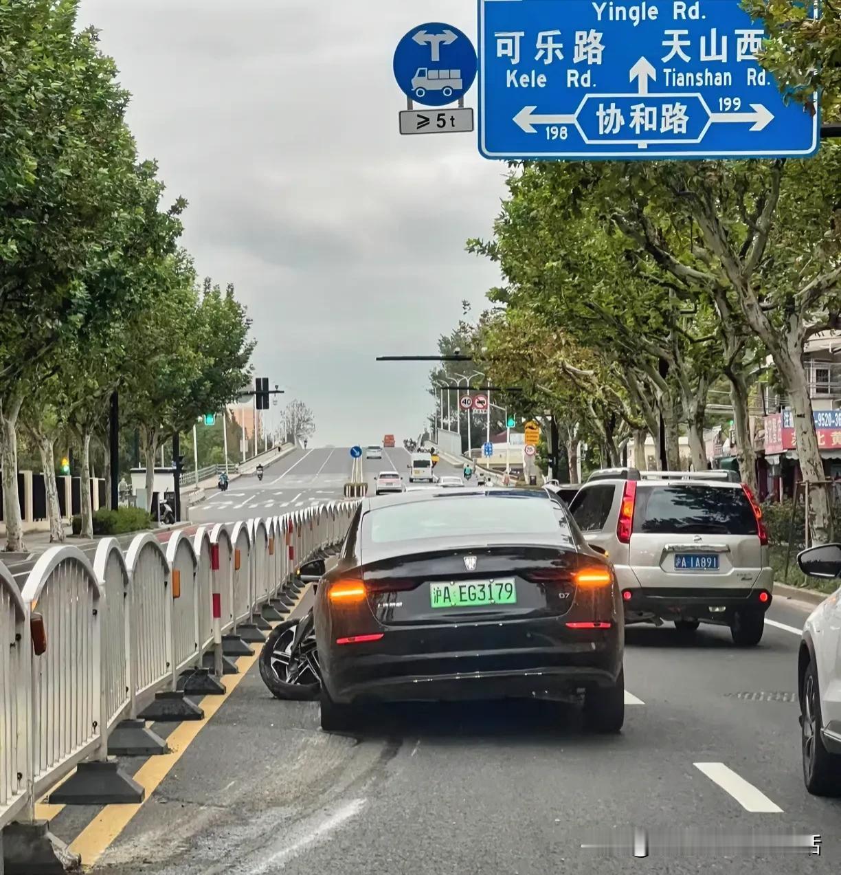 这台荣威，没想到在这样的场景，战损这么严重…… ​#深蓝S05 多彩生活记录者#