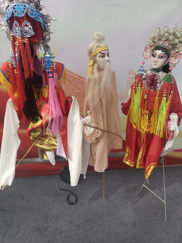男闺蜜是怎么回事？
不知从什么时候社会上出现了一种角色，叫男闺蜜。婚前一些女青年