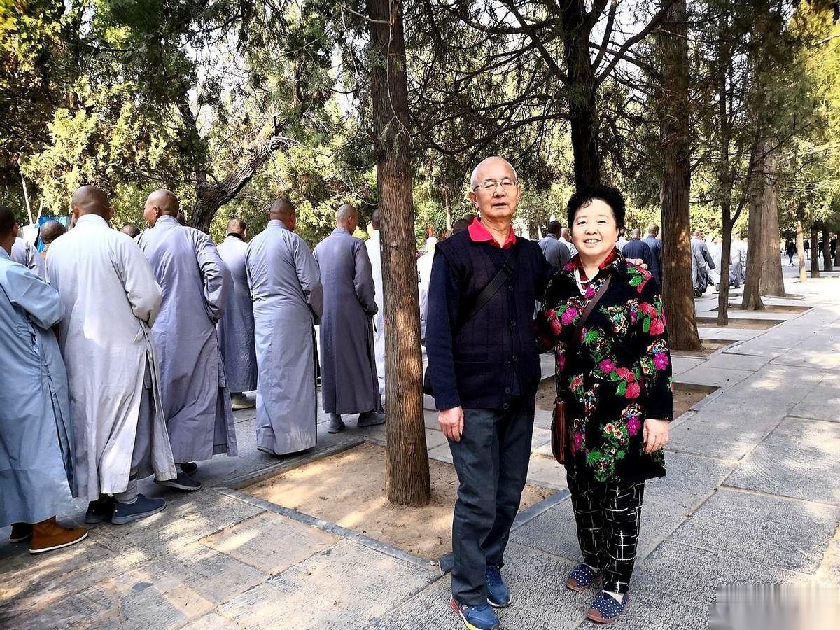 别在这儿瞎吃瓜了！
人家刘晓庆跟谁谈恋爱，那是道德，是私事。
但干了活不给钱，这