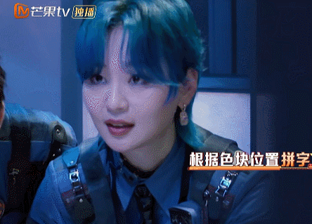 谁给周笔畅染的头发周笔畅在《密室大逃脱》里的蓝头发绝了！靠蓝色元素秒破密码“茄”