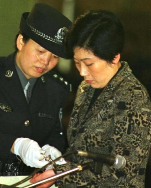 2001年，湖南“女老虎”蒋艳萍被判死刑之后，她还在想尽办法逃脱牢狱之灾，在就她