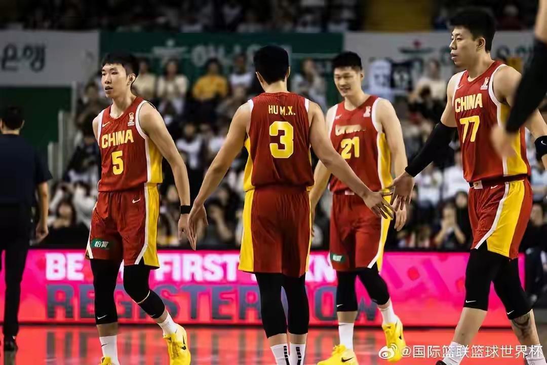 有球迷调侃，没有了周琦，没有了胡明轩的中国男篮，就是像男人一样去战斗，大年初十给