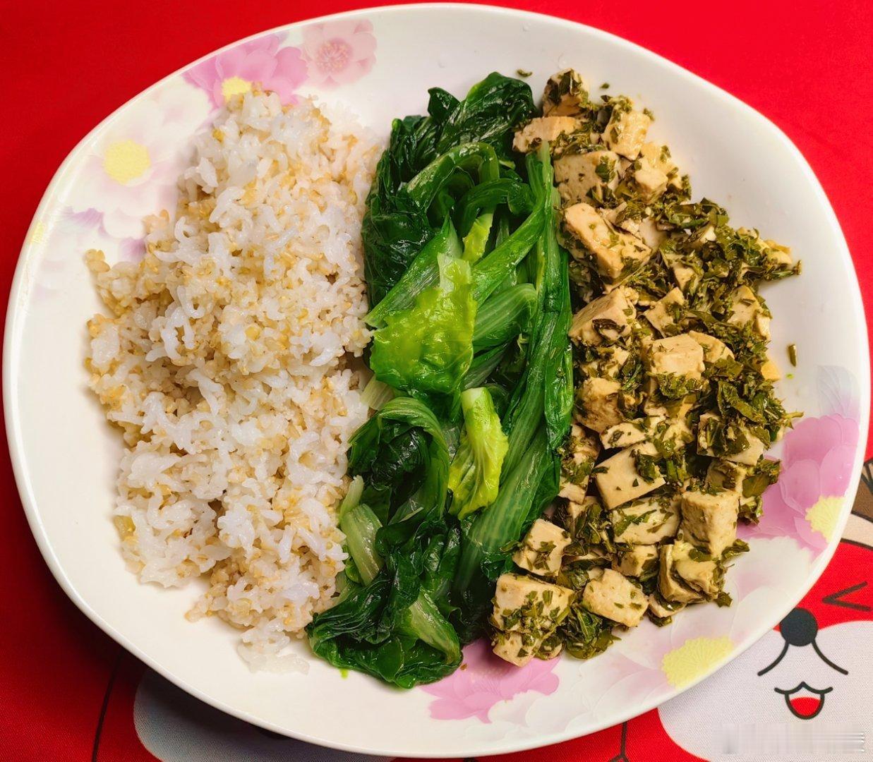 素午餐：发芽糙米饭（糙米50%），水油煮小白菜，花椒芽炒豆腐，明天吃肉，扇子骨冷