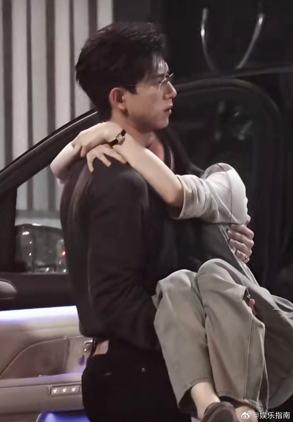 李现张婧仪《雾里青》醉酒吻路透，酒后吻➕公主抱，男友力爆棚！ 
