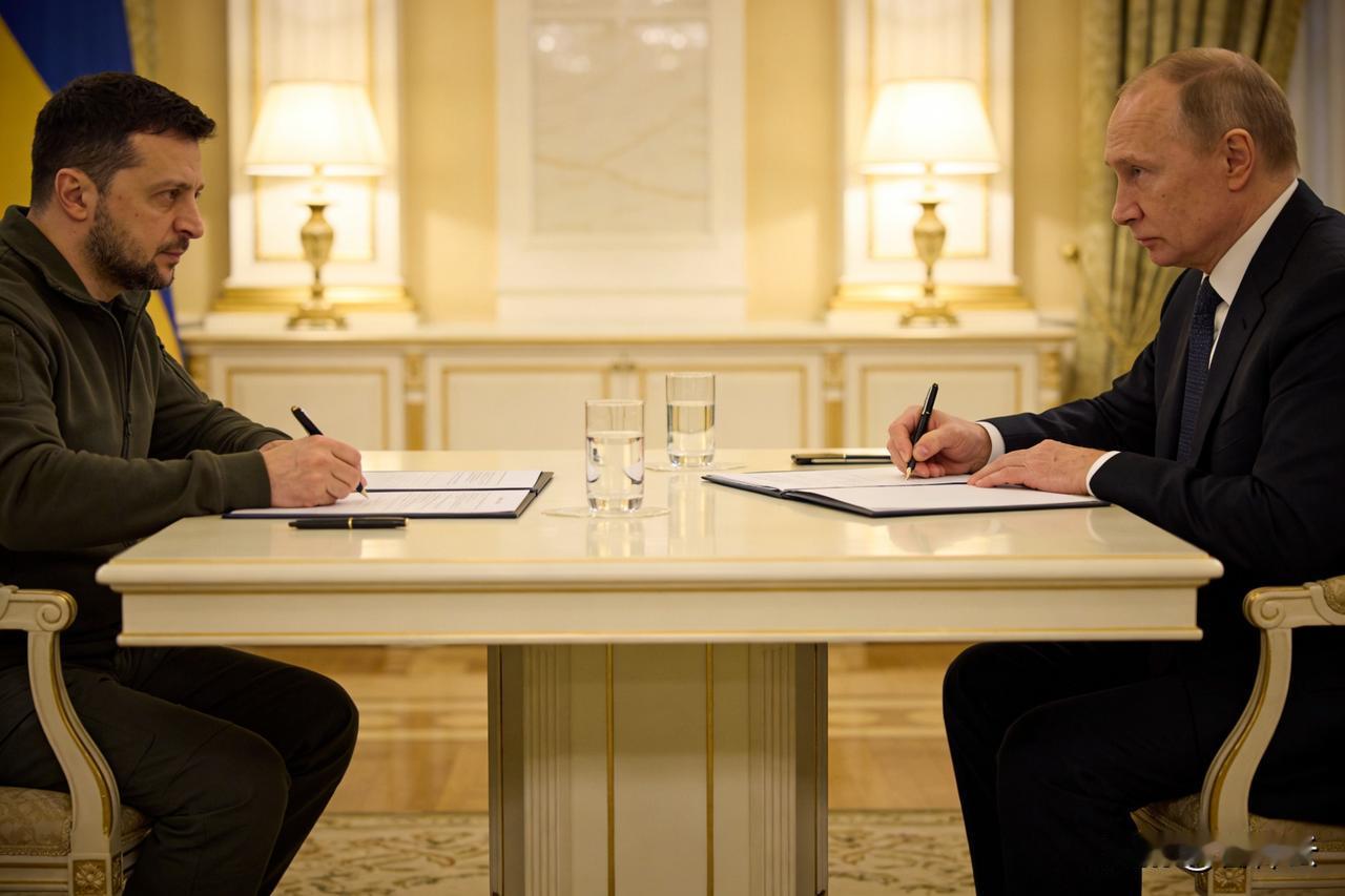 信任是俄乌最终走向和平的金钥匙。俄乌冲突起因自于不信任，谈判谈谈停停问题在于不信