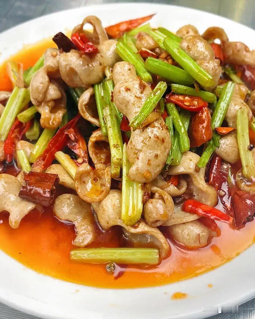 你心目中的川菜排名前五是什么第一是回锅肉，笫二是麻婆豆腐，笫三是宫保鸡丁，第四是