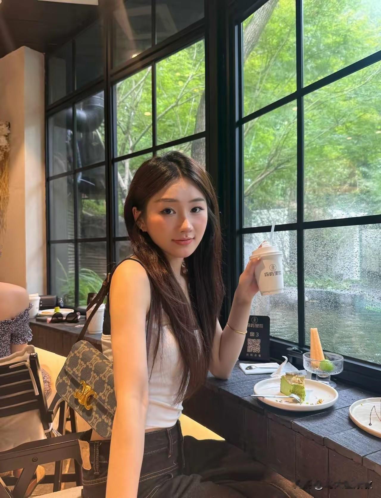 在咖啡馆里，喝着咖啡看着窗外。
