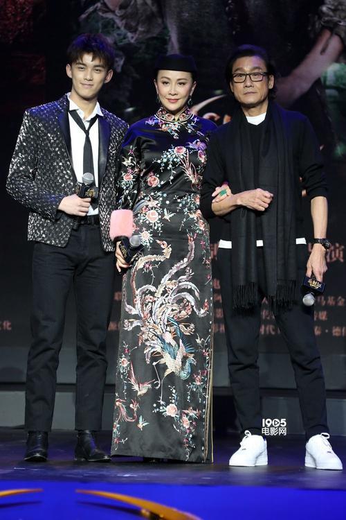 镜头中身穿黑色刺绣旗袍的刘嘉玲眉若远黛，双眸灿亮，粉面含春，气场强大；一旁的梁家