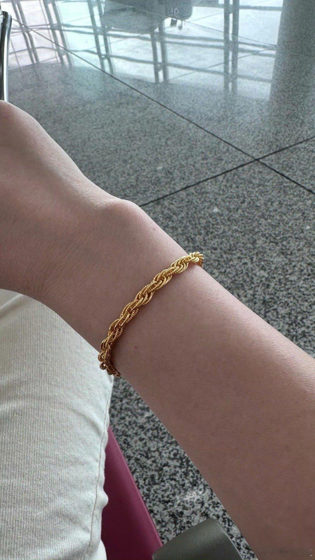 去年给我买金手链的姐妹又给我买了个，这个带个小葫芦还蛮可爱，葫芦是转运的，我的黄