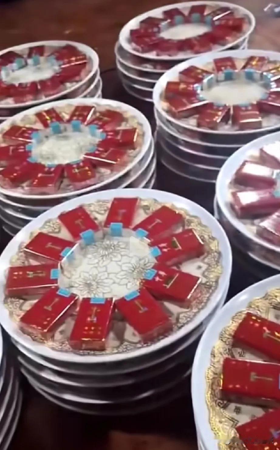 还是这一家结婚比较豪横。村长家的儿子结婚了，全村的老少爷们都去自发的喝喜酒。10