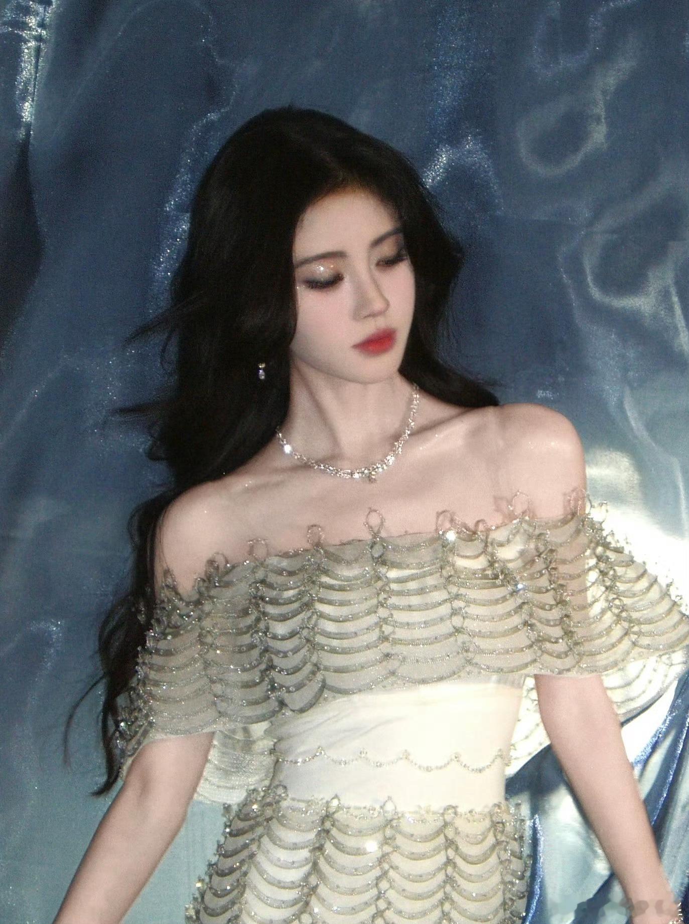 鞠婧祎 jjy鞠婧祎万花世界 jjy鞠婧祎苏绿夏 “慢慢理解世界 慢慢更新自己 