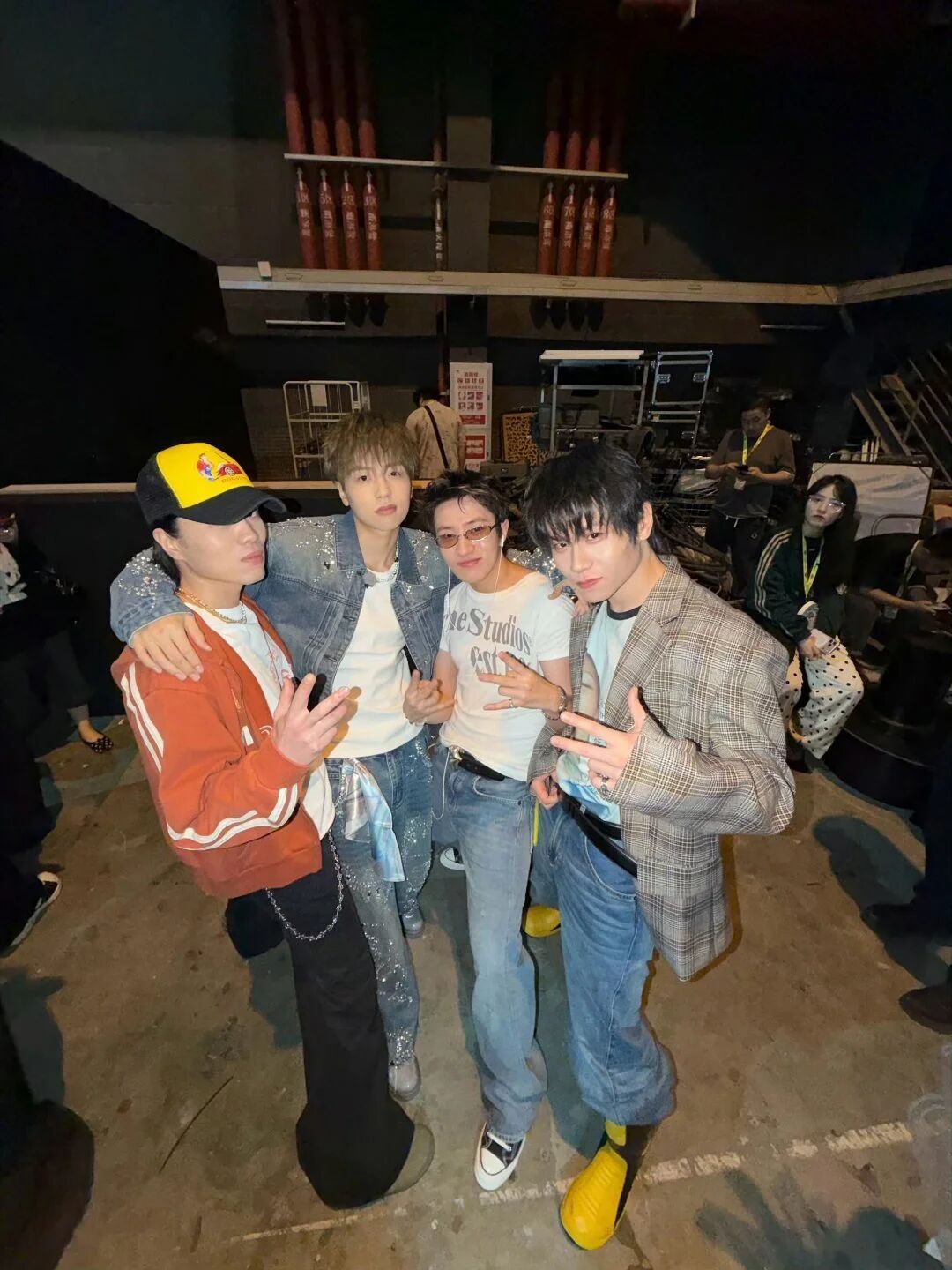 王一珩晒与李大奔、翁杰、Melo、Rapeter、Vinzt合影！全都变帅了！说
