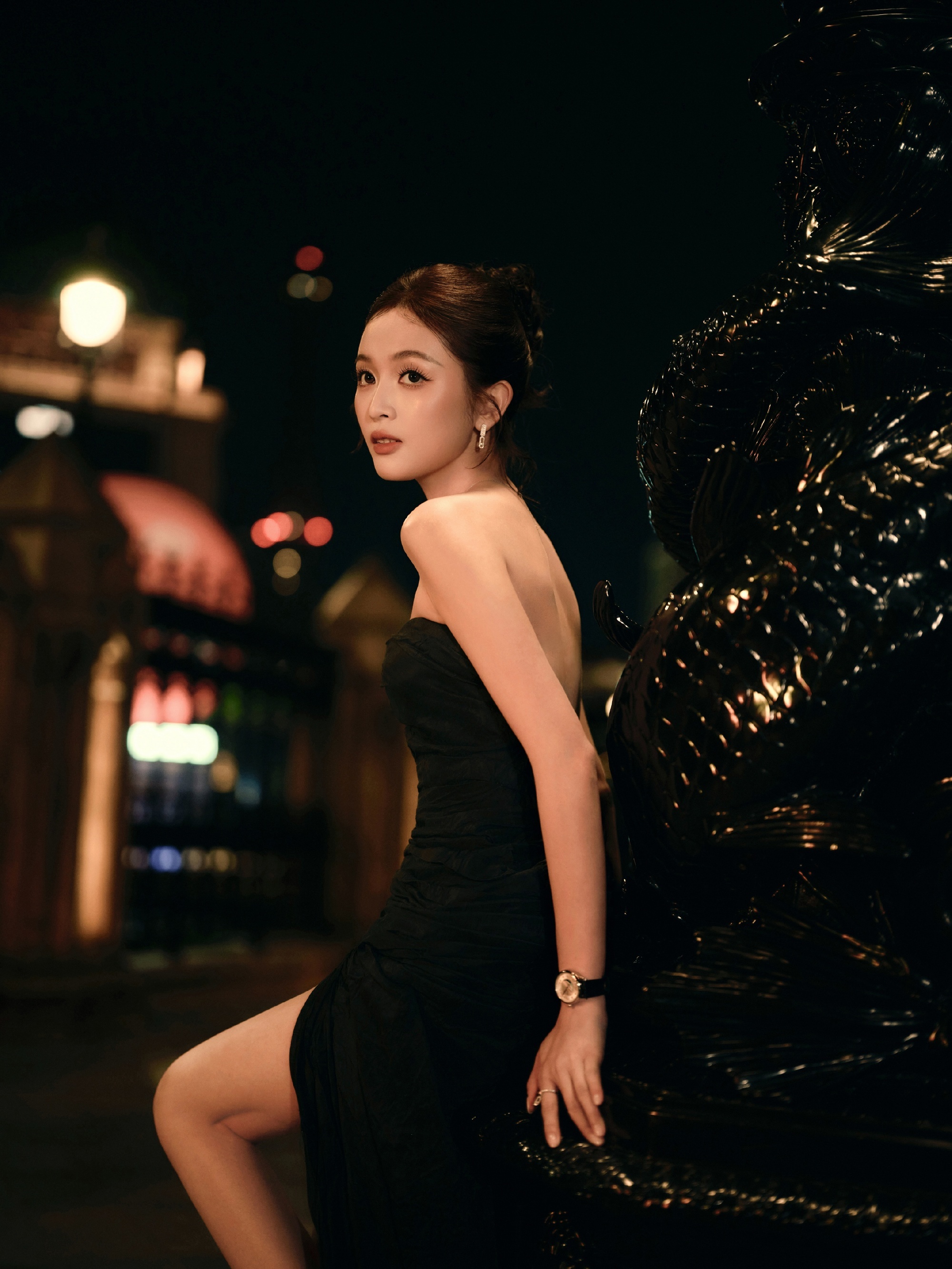 吴宣仪正脸图呢吴宣仪黑裙高定 黑裙高定➕裸背抹胸➕高开衩吴宣仪你辣成啥了！美成啥